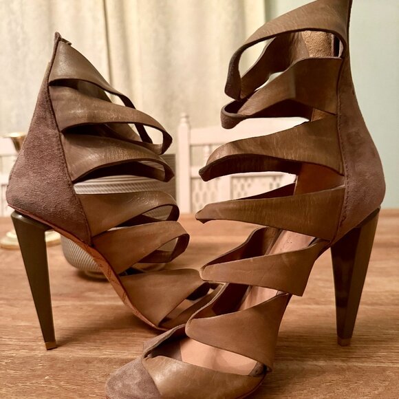 NIB L.A.M.B. by Gwen Stefani Gray Suede Quintessa Strappy Sandals - Size 7 - Picture 1 of 7